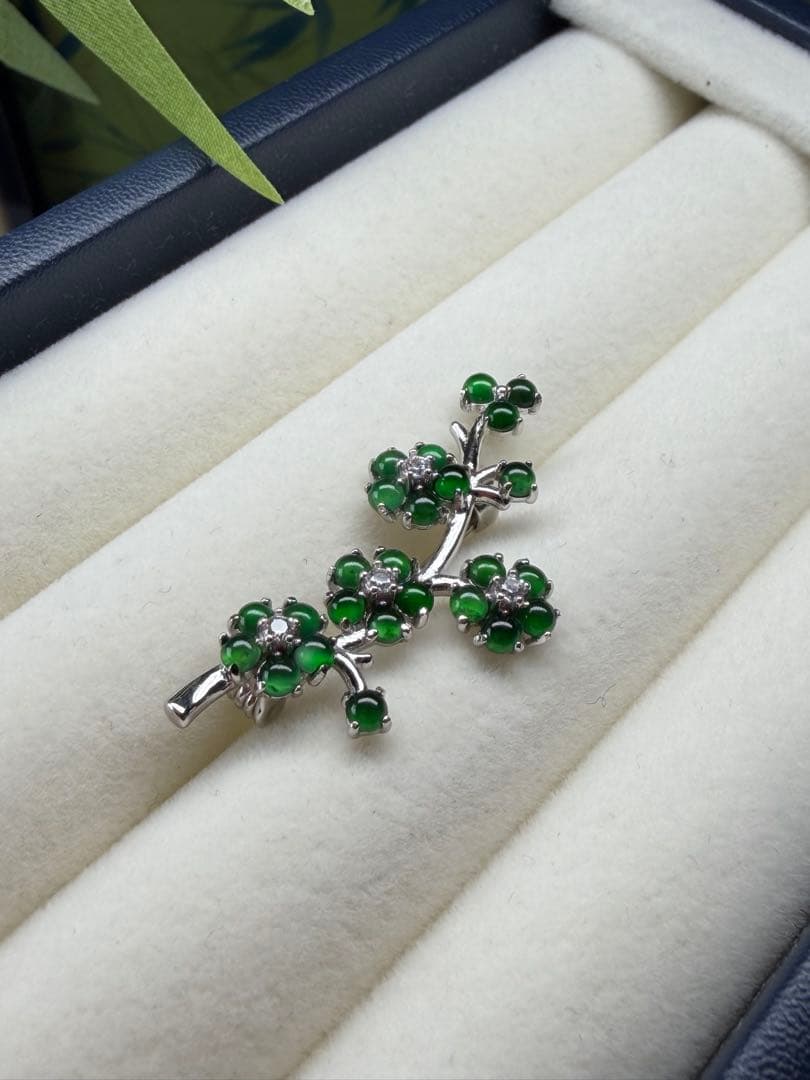 新入荷❣️天然本翡翠 ロウカン質翡翠 上品、華やかい一輪の梅枝ブローチ