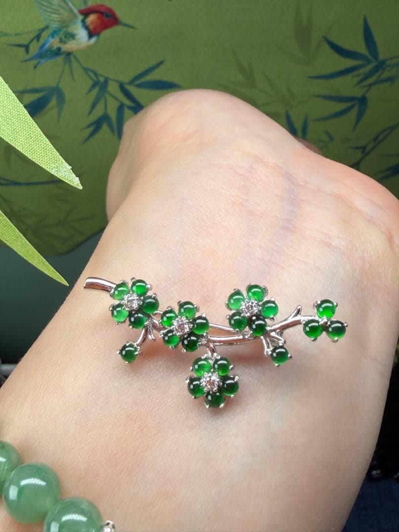 新入荷❣️天然本翡翠 ロウカン質翡翠 上品、華やかい一輪の梅枝ブローチ