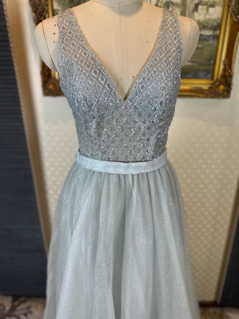 ライトグレー Vネック ビーズ装飾ドレス