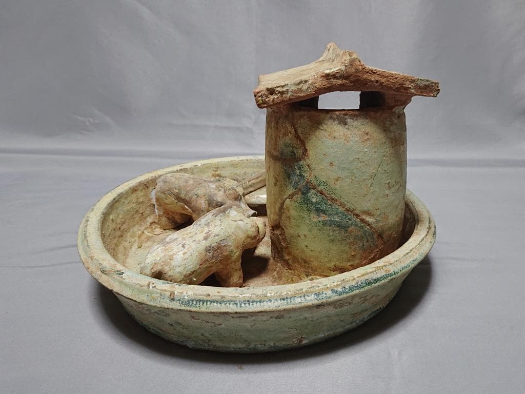 東漢時代　出土品　緑釉銀化陶製猪舎　彩文土器 径27.4㎝