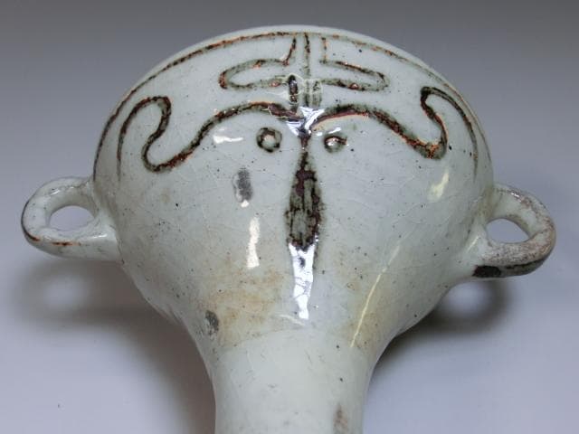 盃□変わった形の白釉高台杯 変鉢 盃洗 祭具 酒杯 置物