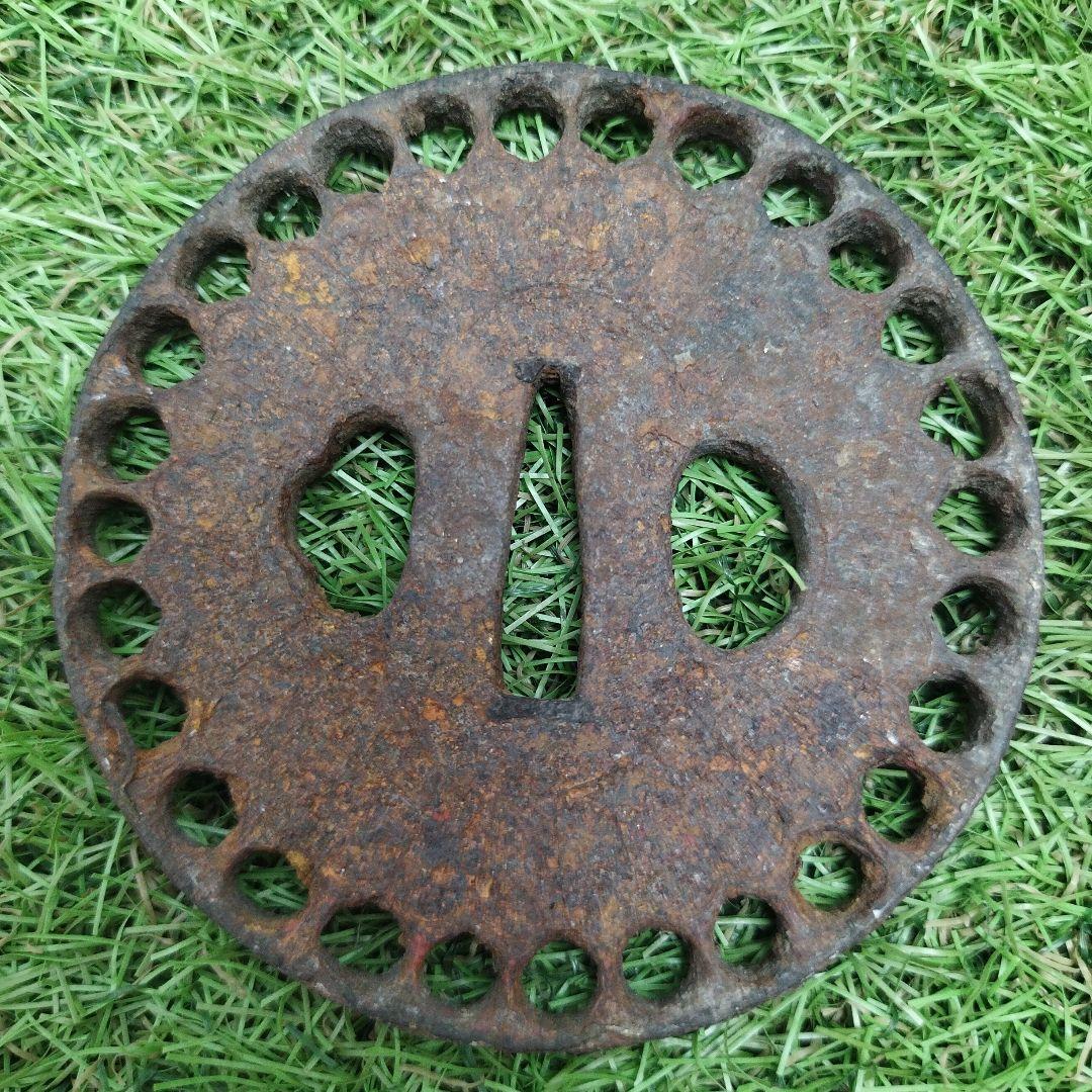 鉄製 鍔(つば) 丸型穴付き 無銘 丸形日本刀 アンティーク