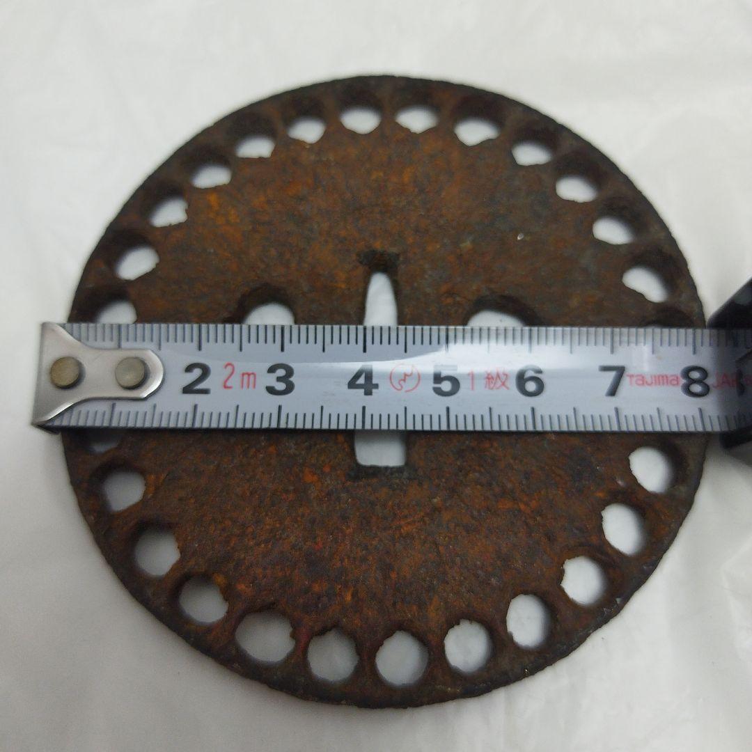 鉄製 鍔(つば) 丸型穴付き 無銘 丸形日本刀 アンティーク