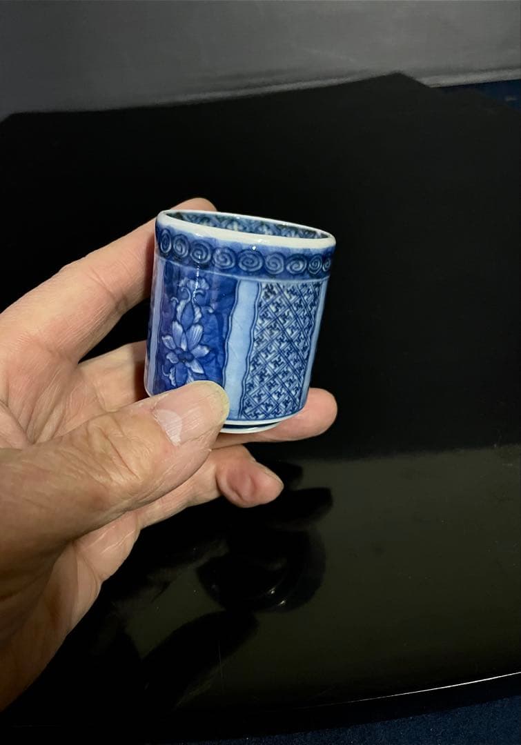 母」 古伊万里 染付 手描き 紗綾形文様 唐花文様 猪口 のぞき 1客 B