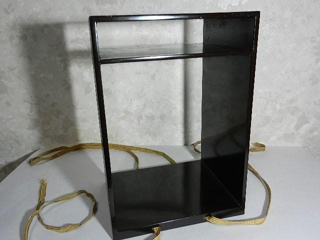 年代物の蓋付き四段重ね蒔絵菓子箪笥（蜻蛉蝶・牡丹菊蒔絵）