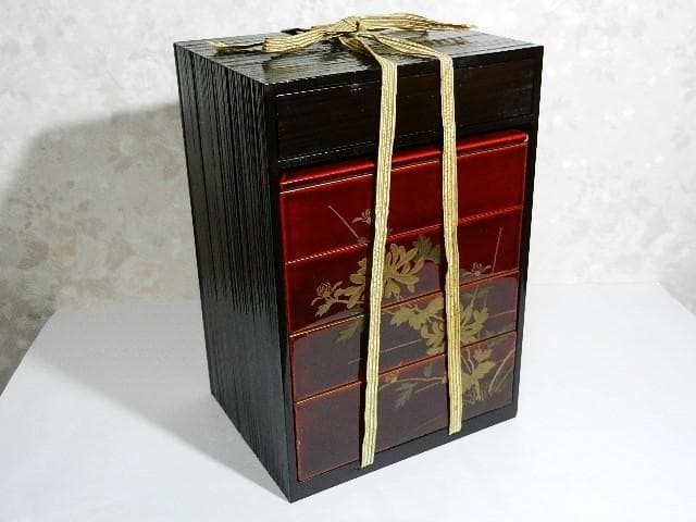 年代物の蓋付き四段重ね蒔絵菓子箪笥（蜻蛉蝶・牡丹菊蒔絵）