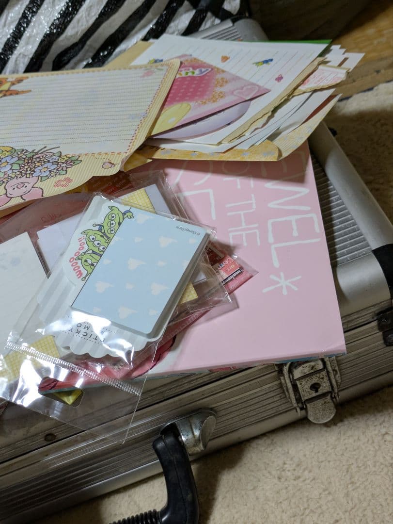 ディズニーレトロメモ帳5000枚くらい。数えきりません。