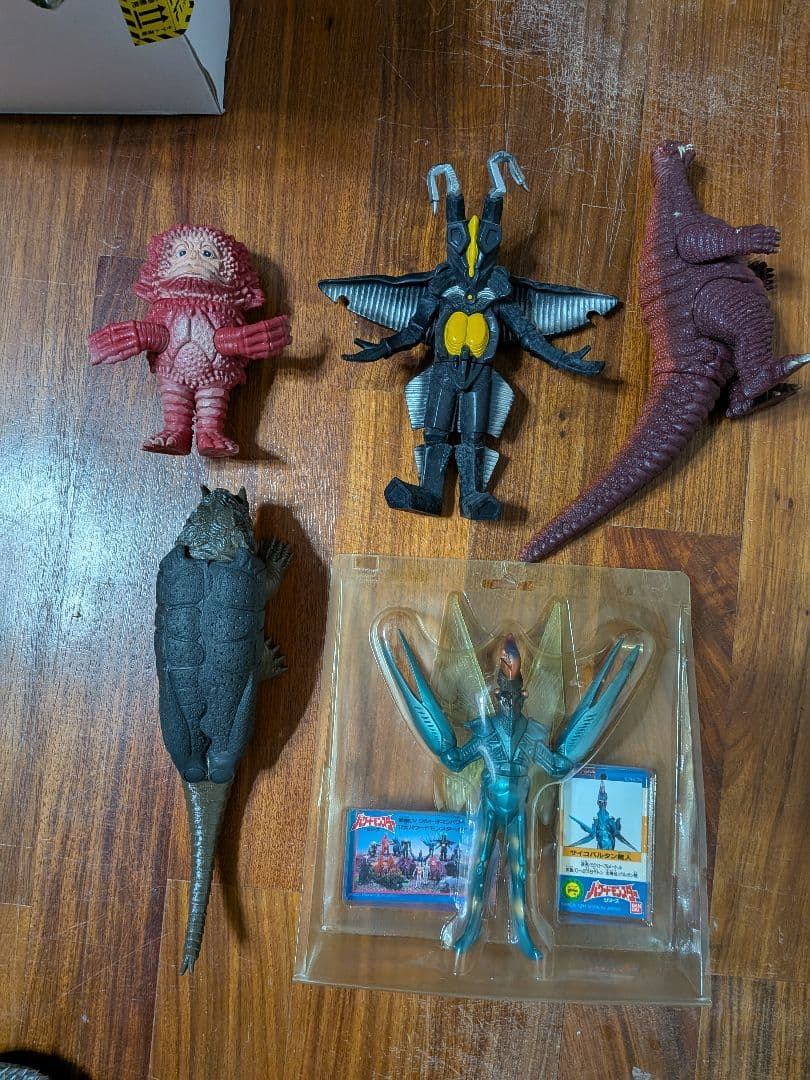 サイコバルタン、パワード怪獣フィギュア 4体セット オマケケムラー付き サイコバルタン、パワード怪獣フィギュア 4体セット オマケケムラー