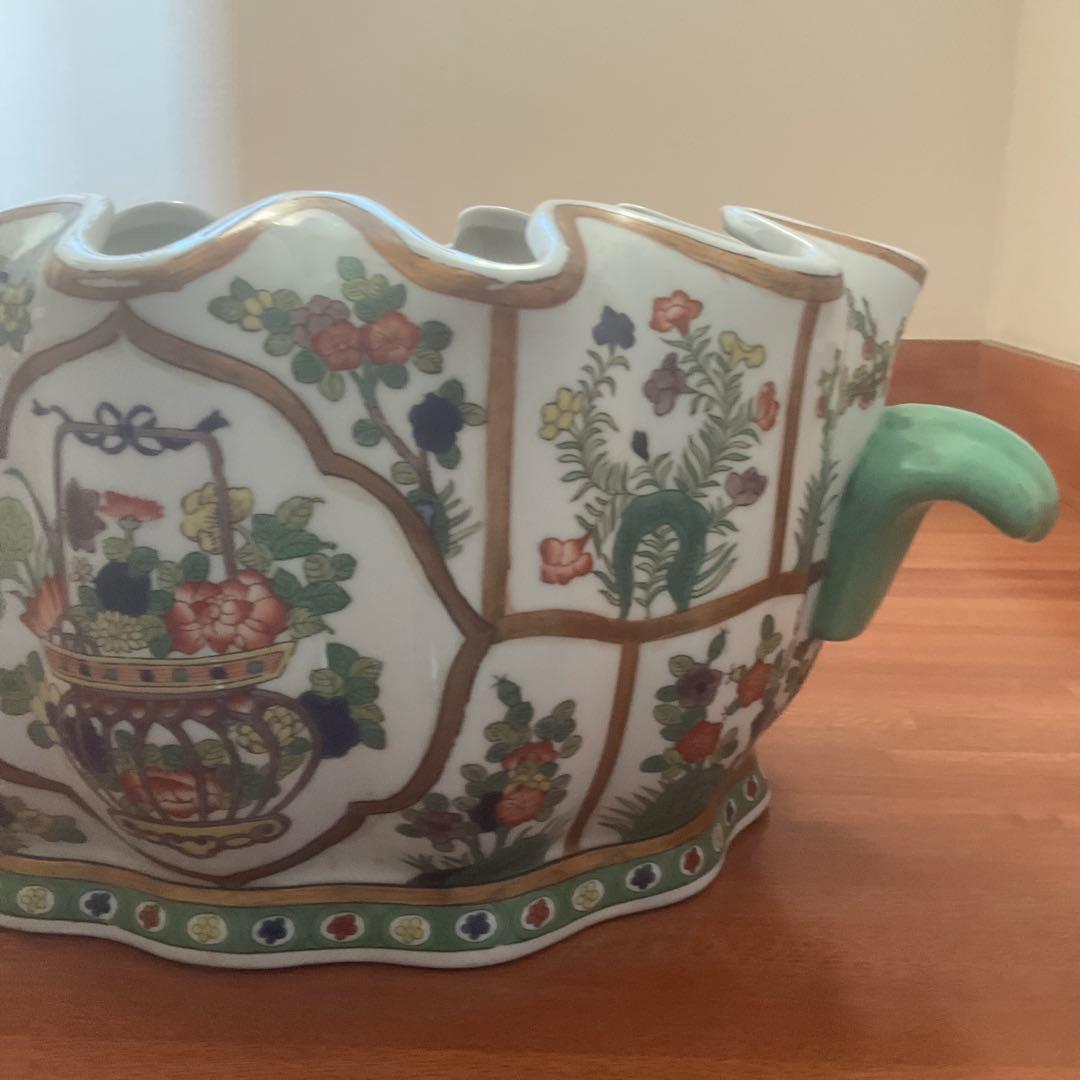 花と果物の装飾 陶器の水鉢、手描き、シノワズリ