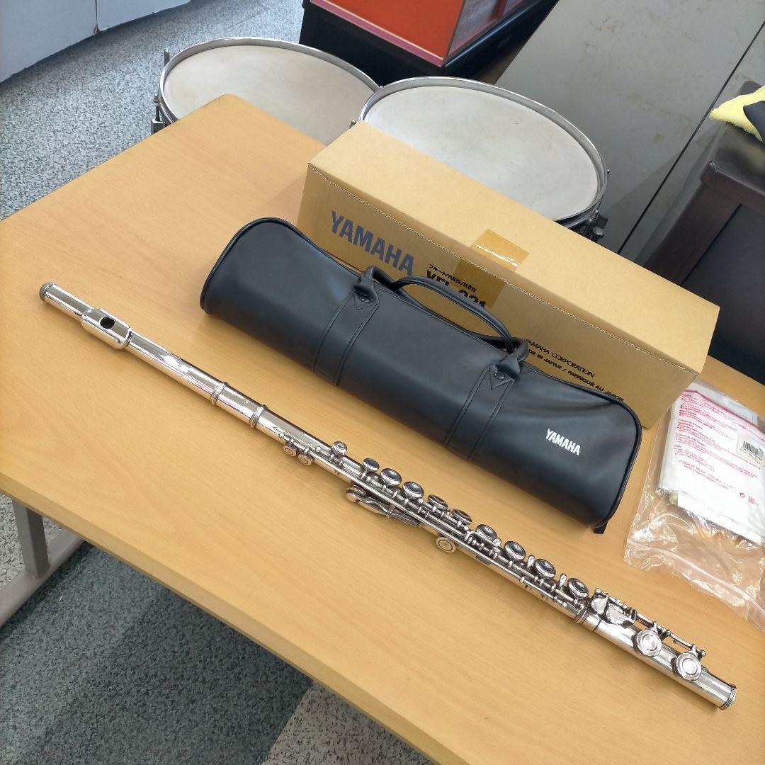ヤマハ YFL-221 新品展示品 銀メッキ フルート本体 ケース付き - メルカリ