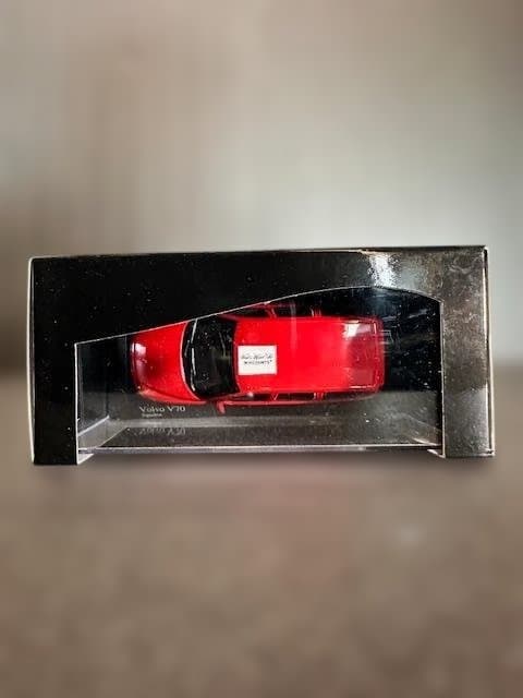 【MINICHAMPS】 Volvo V70 （2000）赤　1/43