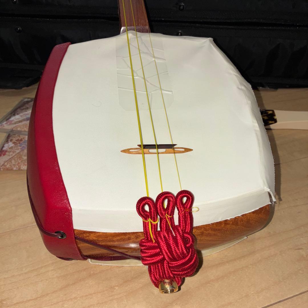 津軽三味線 金細 太棹 紅木 2本溝 綾杉彫り胴 和楽器 - メルカリ