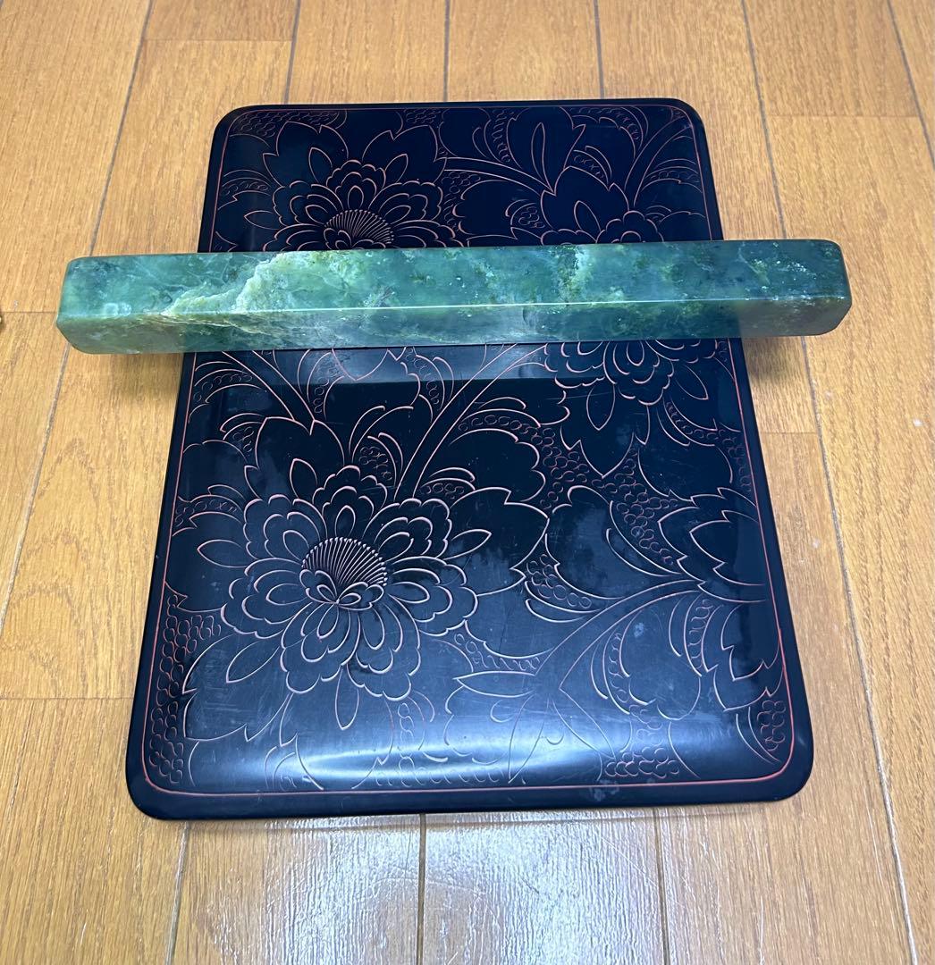 翡翠文鎮　と　輪島塗 沈朱牡丹の硯箱