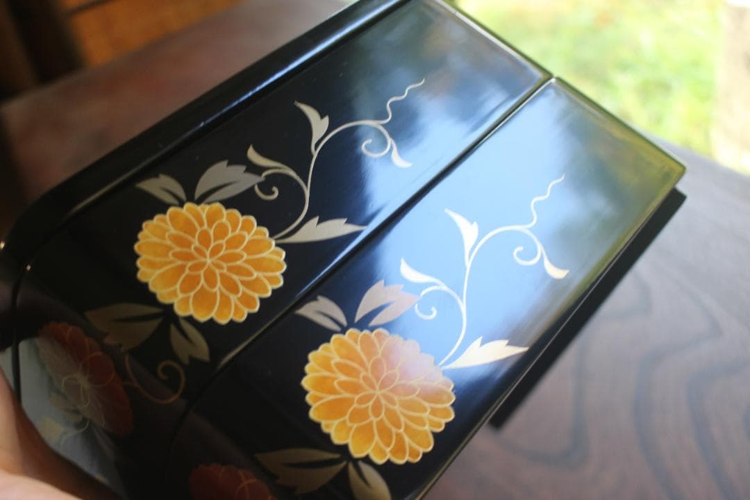デッドストック！端正な内朱黒漆に優美な菊唐草蒔絵の映える台付二段重（検重箱お重