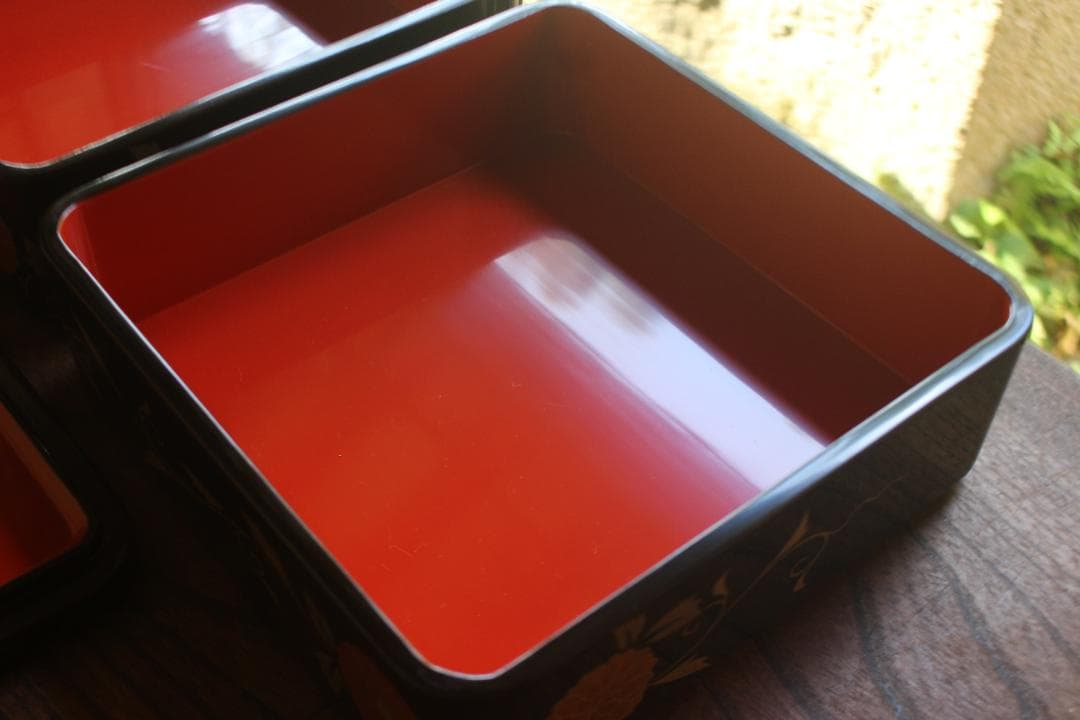 デッドストック！端正な内朱黒漆に優美な菊唐草蒔絵の映える台付二段重（検重箱お重