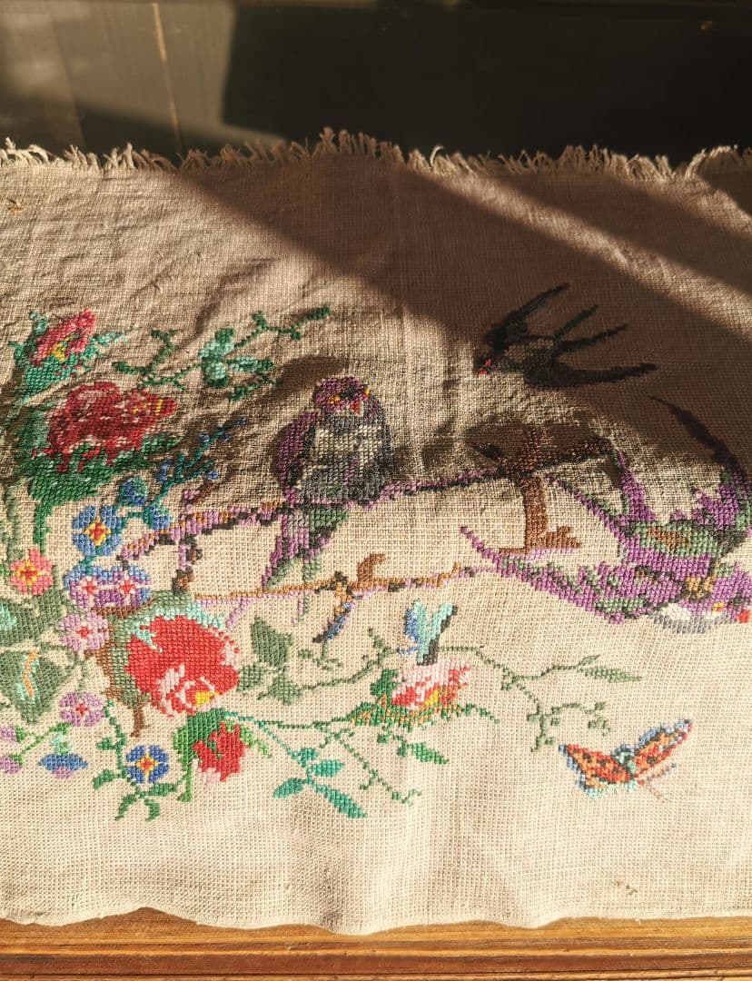 アンティーク ウクライナ刺繍 燕達と蝶と薔薇 手刺繍リネンクロス