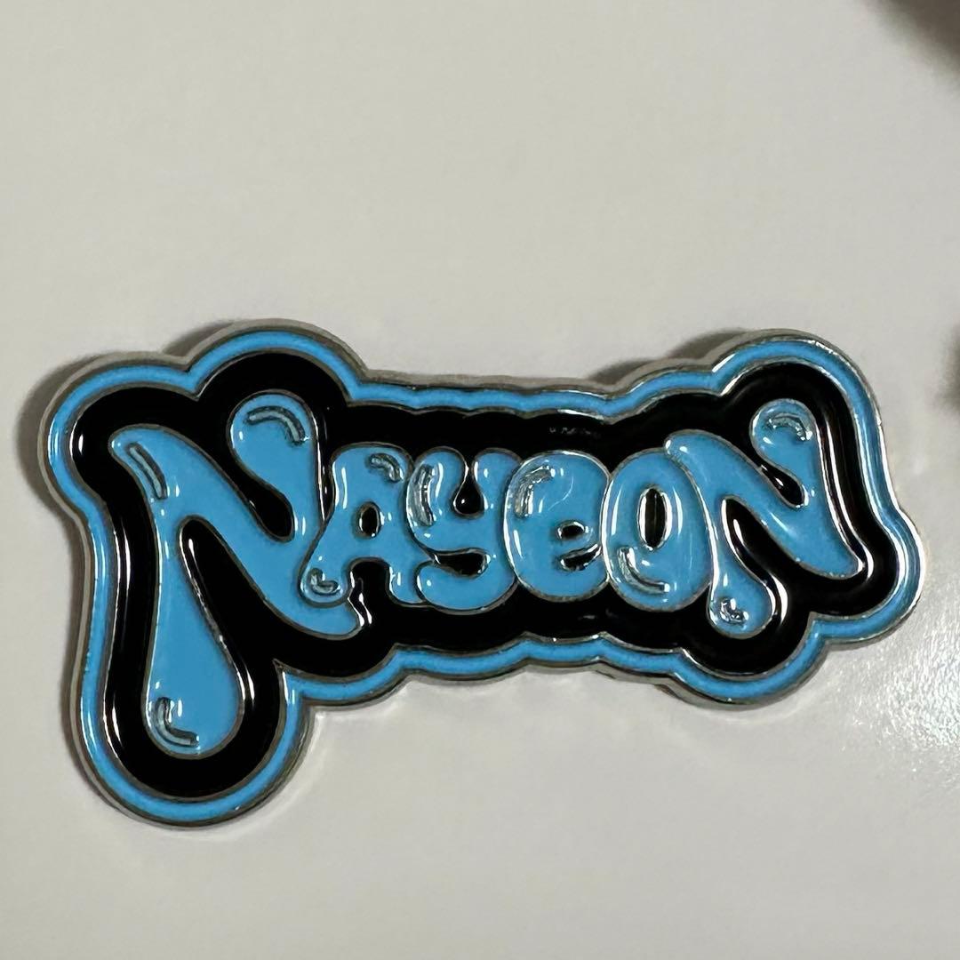 TWICE ナヨン ランダムピンバッジ - メルカリ