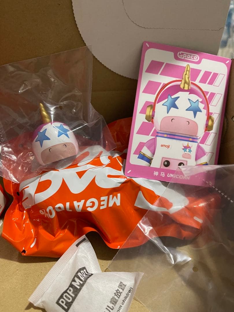 ポップマートMEGA SPACE MOLLY 100% emojiシークレット