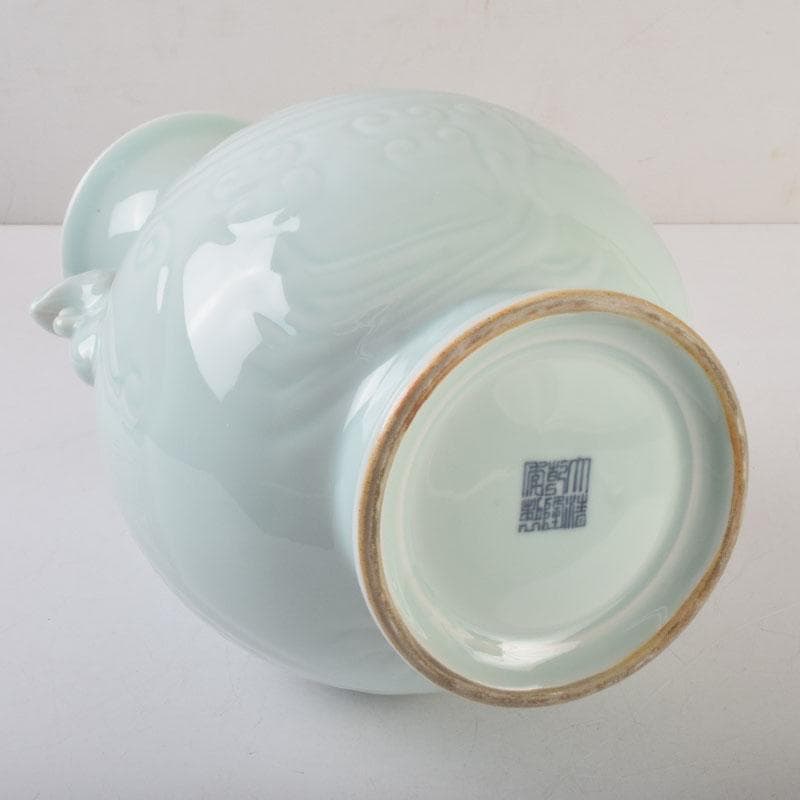 中国　大清乾隆年製款　粉青釉　双神獣耳瓶　V　8747A