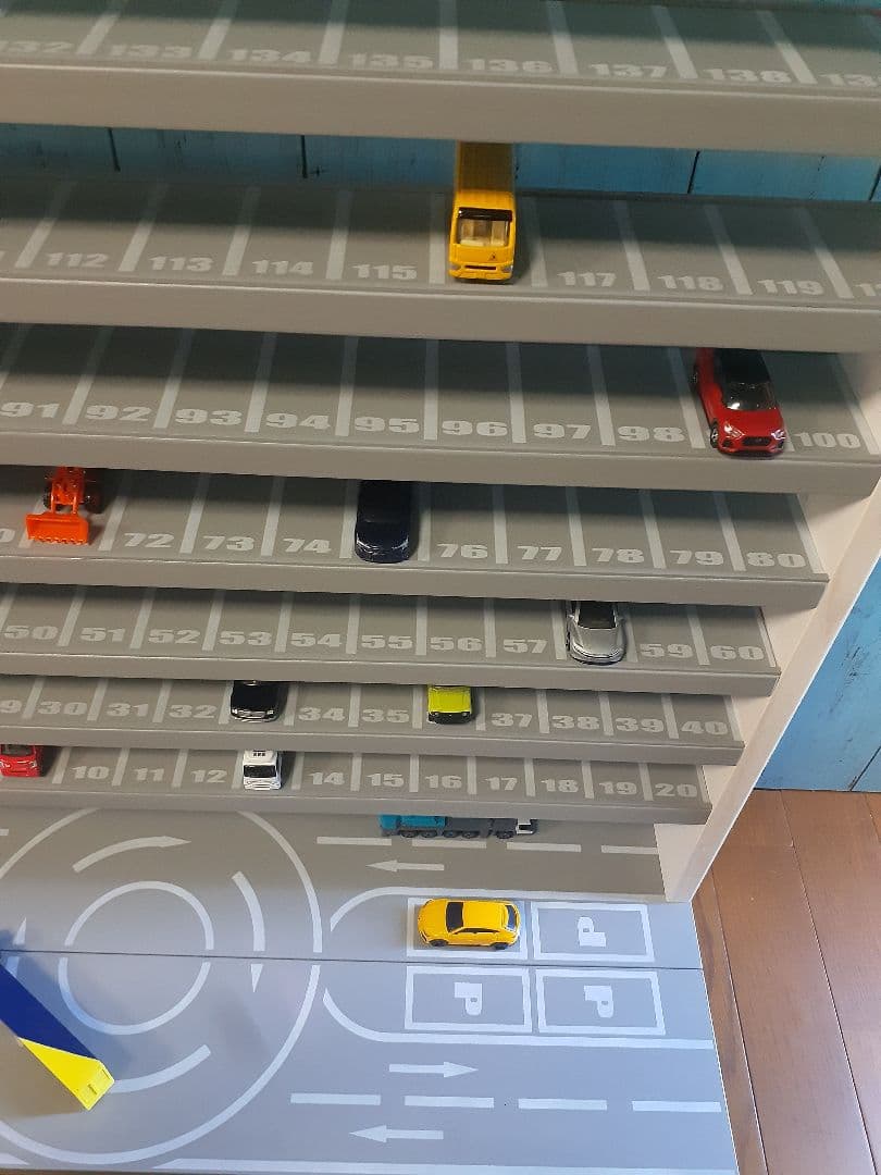 自作ミニカー収納棚9段168台ロータリー交差点付き