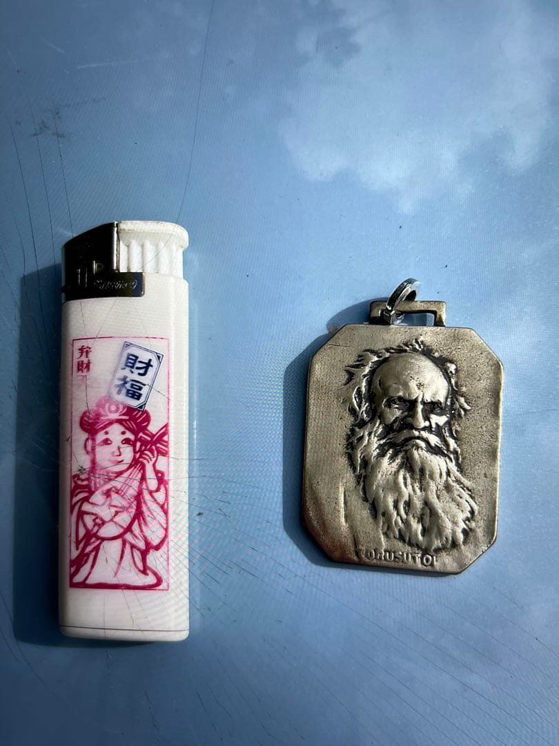 トルストイ／肖像画の銀製ホルダー。【裏に名前が彫られています】。