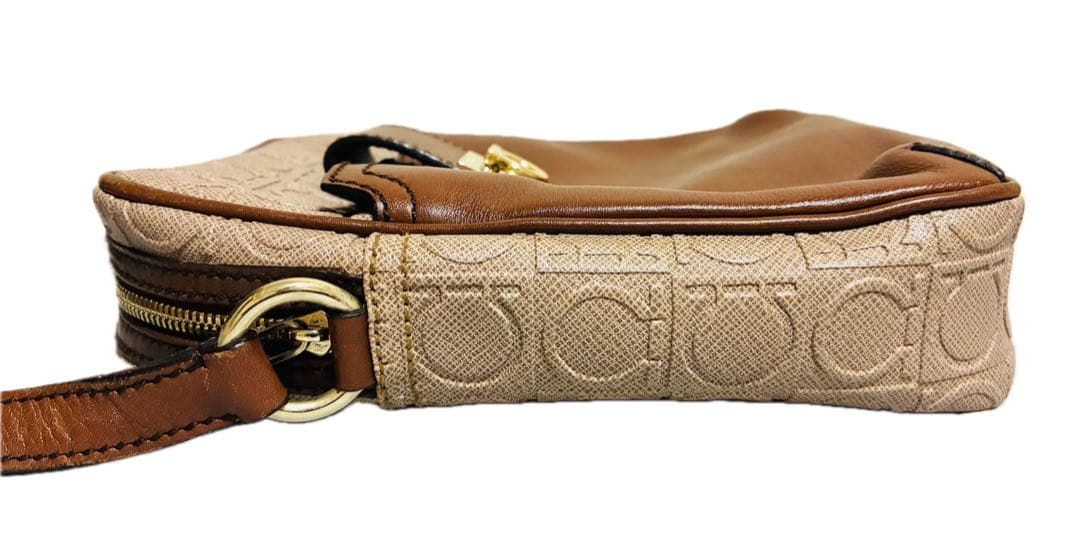 【美品】フェラガモ　ショルダーバッグ　クロスボディ　ガンチーニ　ベージュ　レザー