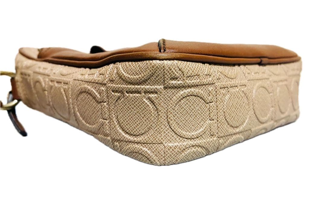 【美品】フェラガモ　ショルダーバッグ　クロスボディ　ガンチーニ　ベージュ　レザー