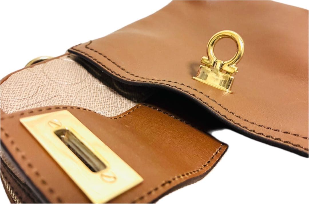 【美品】フェラガモ　ショルダーバッグ　クロスボディ　ガンチーニ　ベージュ　レザー