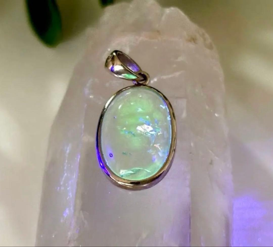 究極品質 オパール最高峰の希少価値 エメラルドグリーンハイアライト