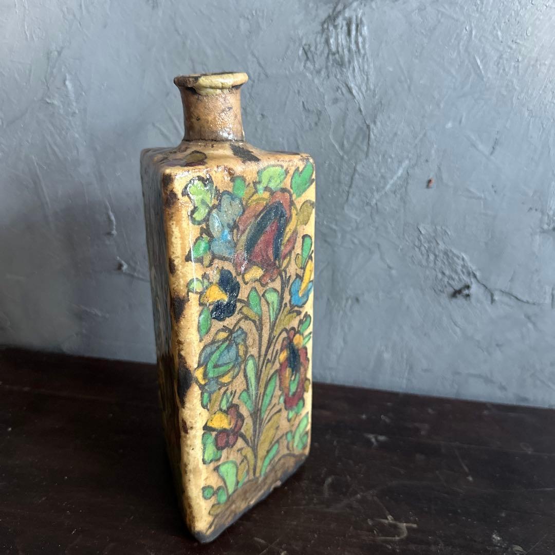 ヴィンテージ　花柄装飾の陶器瓶
