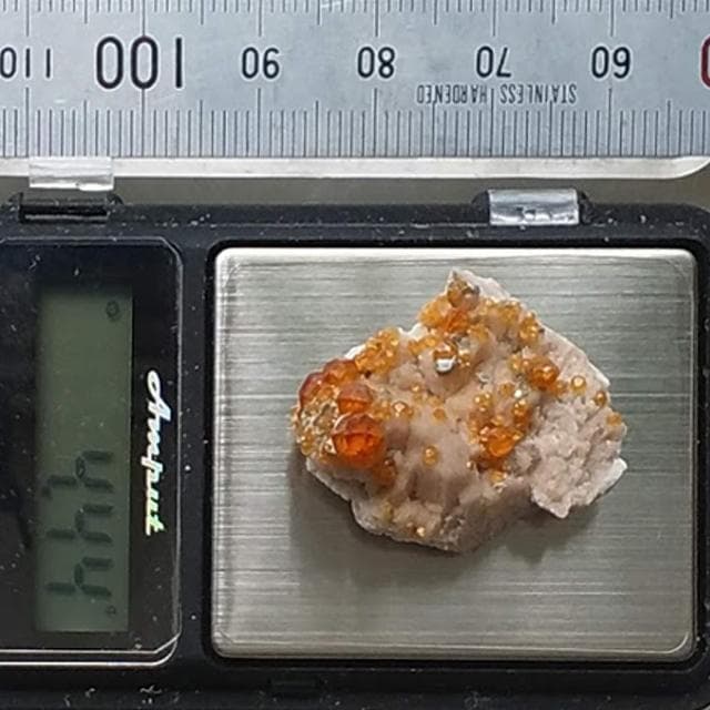 4.44g　ガーネット　正長石　母岩付き　共生鉱物　鉱物標本　スペサルタイト