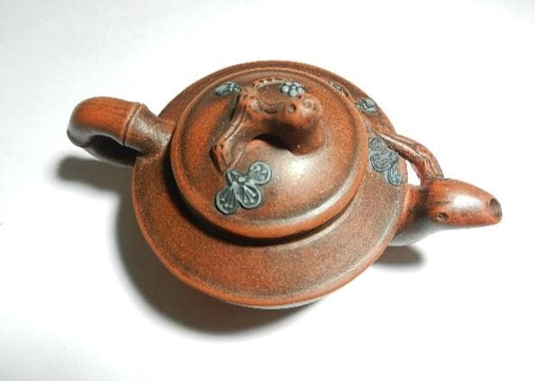 宜興紫砂壷（底款「周箕能制」、高さ5．5cm、幅幅9．5cm、容量