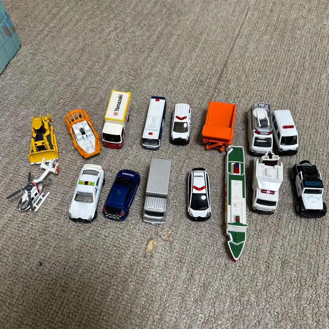 ミニカーのセット（写真1枚目と2枚目）