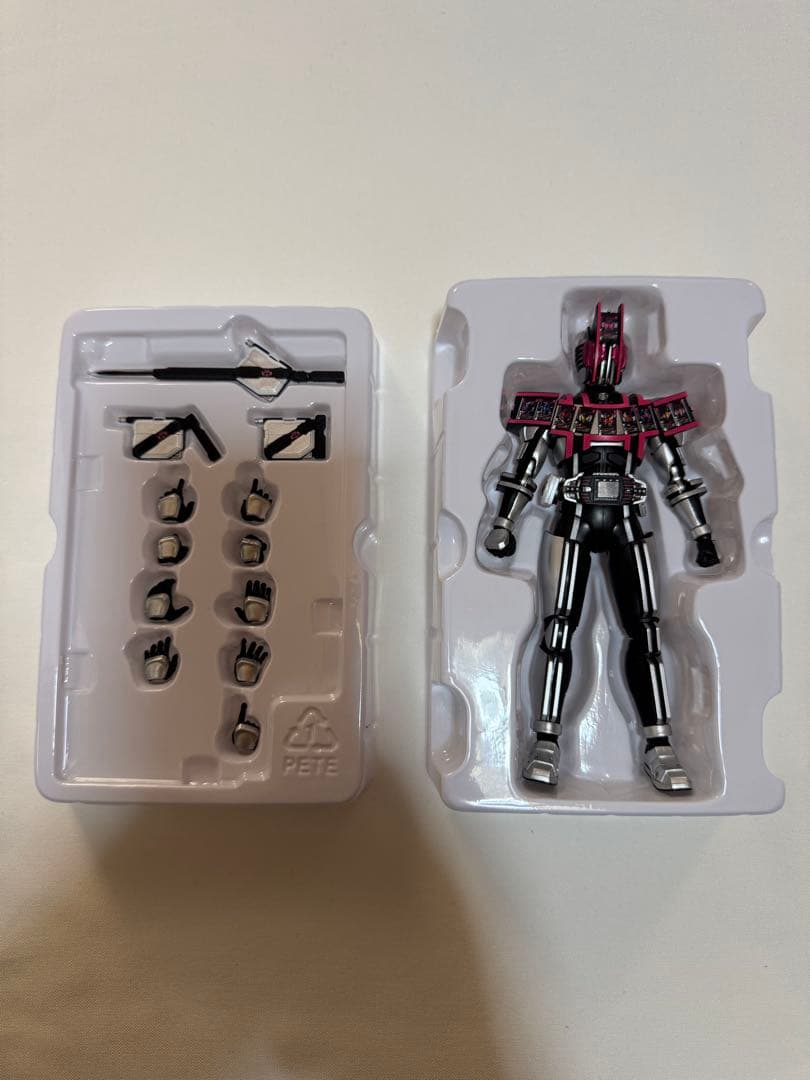 S.H.Figuarts真骨彫製法 仮面ライダーディケイド コンプリートフォーム