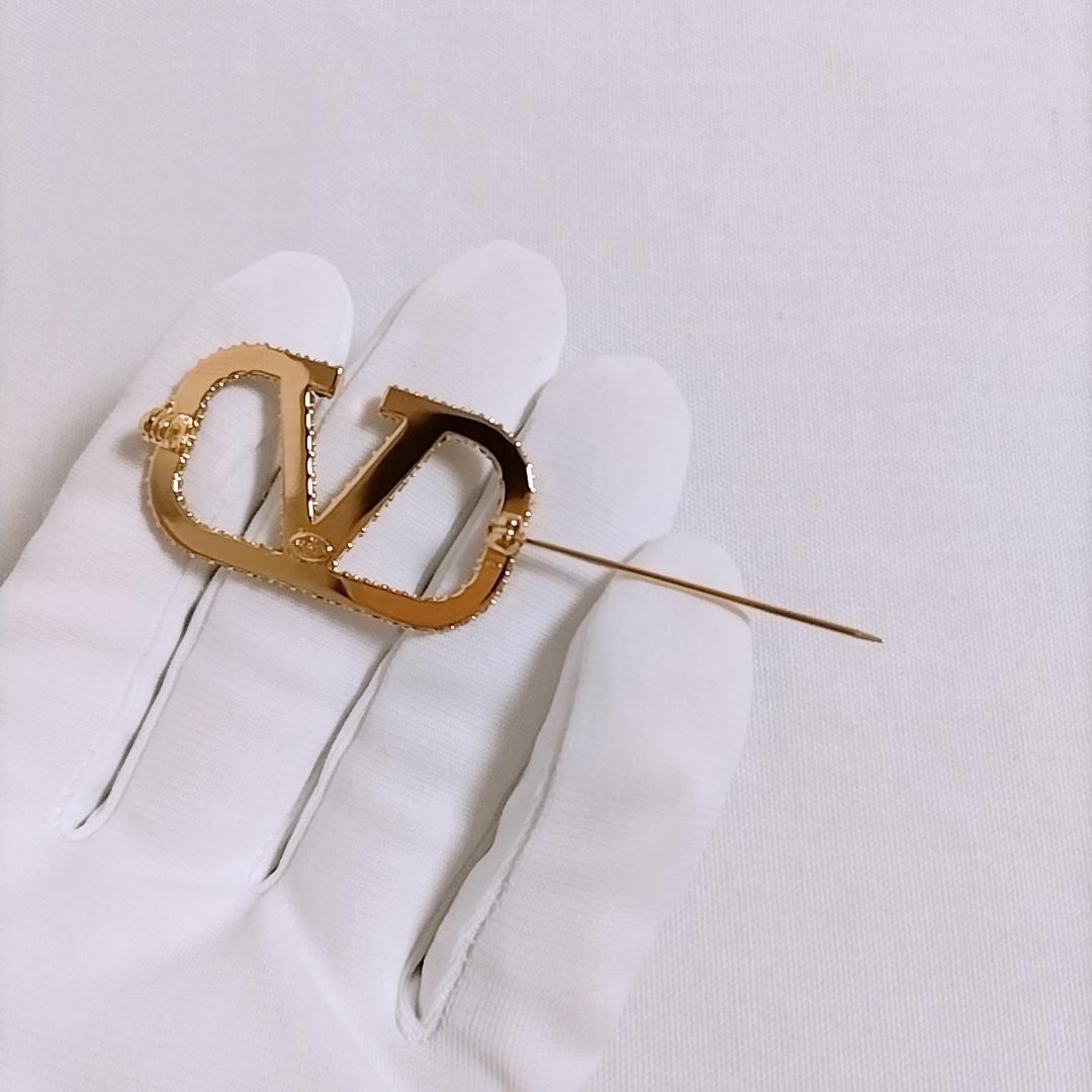 新品未使用】VALENTINO Vロゴ シグネチャー クリスタル ブローチ