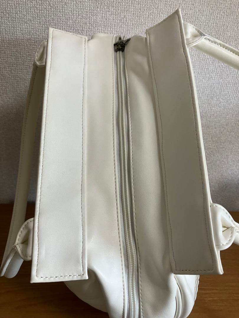 【新品 未使用】メタモルフォーゼ プレート付スカラップバッグ（オフホワイト色）