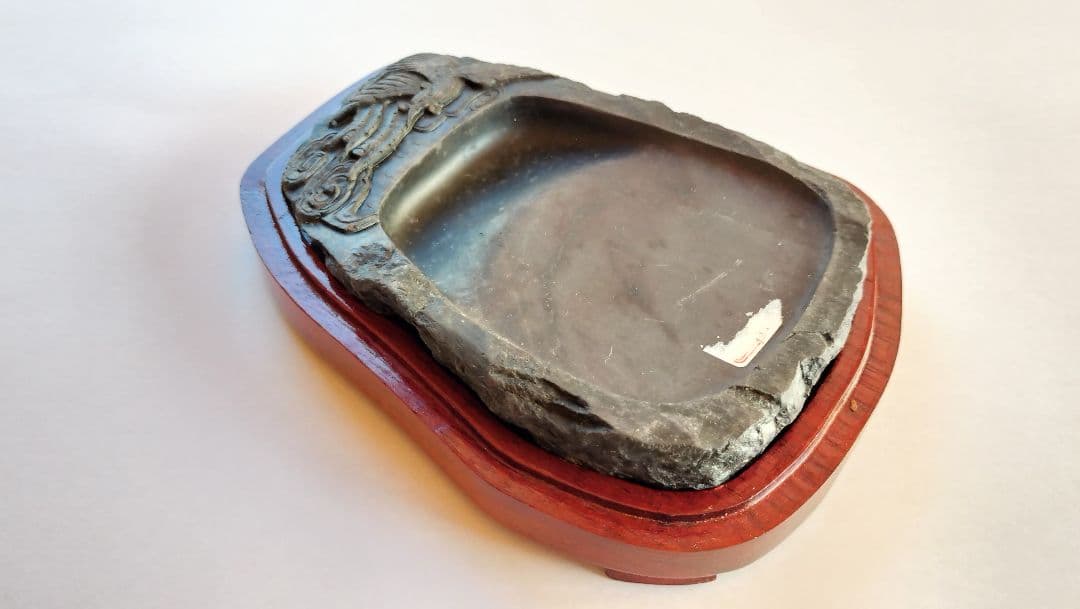 唐硯 (彫刻模様入り、硯箱入り)