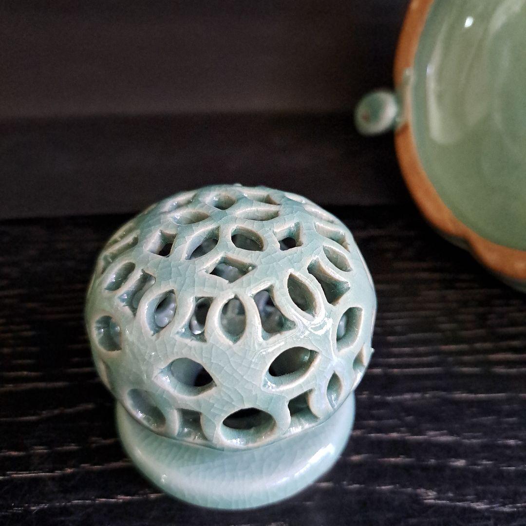 茶道具　青磁蓮型　香炉　三兎台　陽刻蓮型　細密技巧　透し火屋　海青造