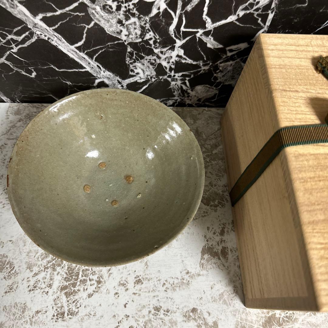 高麗青瓷、平茶碗、高麗末期、李朝初期。帛紗、箱。無傷。