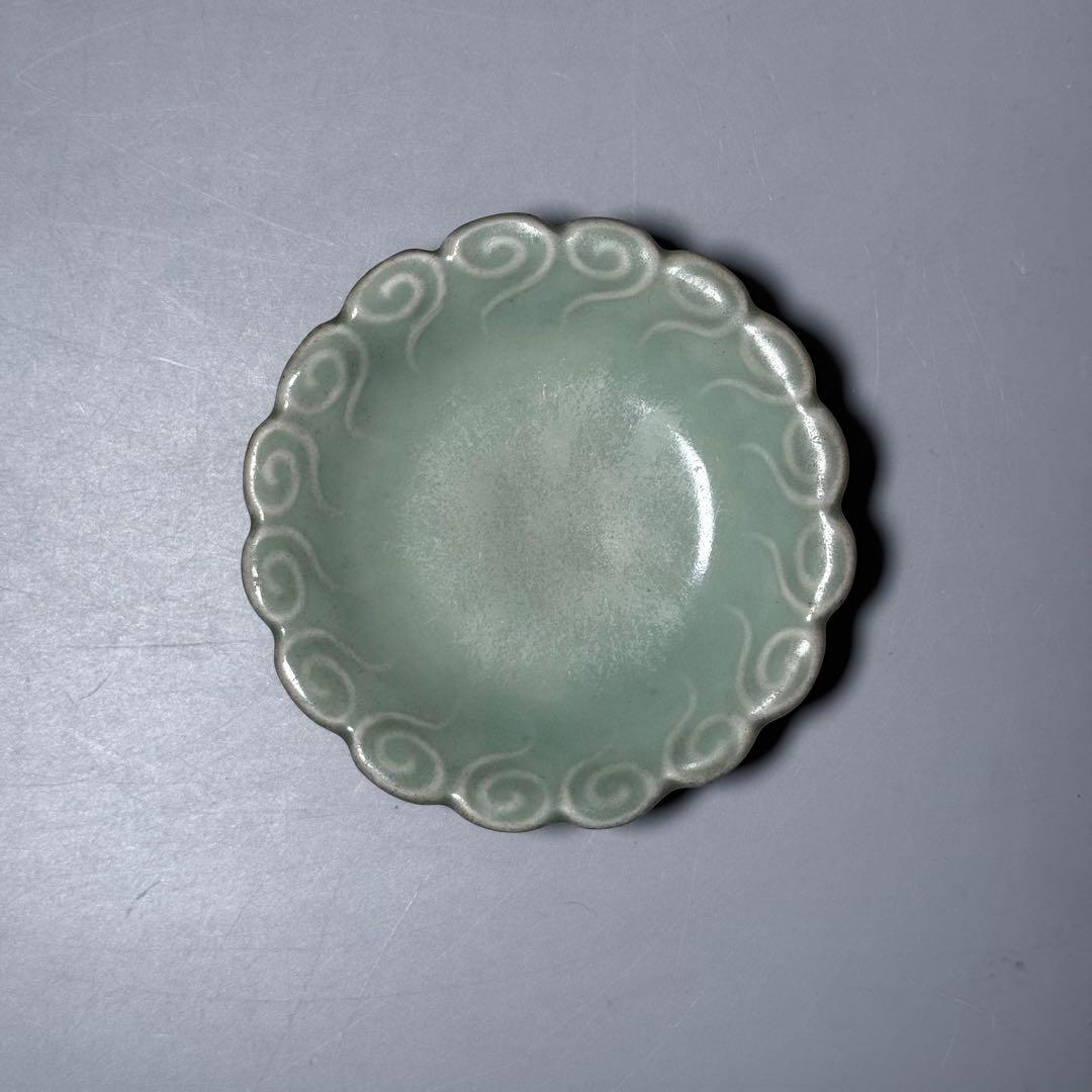 後期鍋島　渦巻文陽刻輪花小皿　奇跡の5枚揃　掲載　「通観　鍋島青磁」　同手掲載