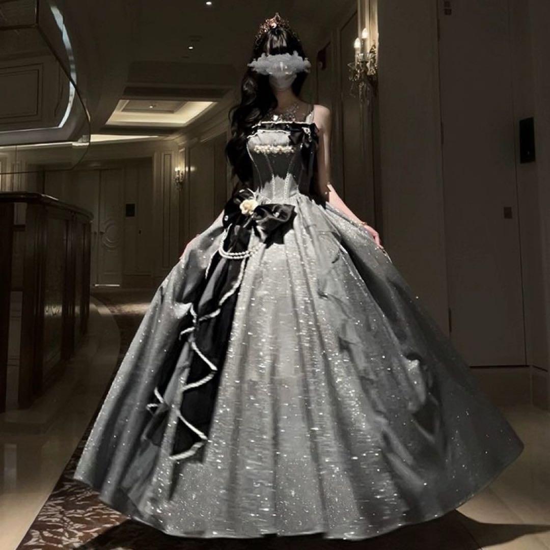 エレガントなグレーと黒のパーティードレス