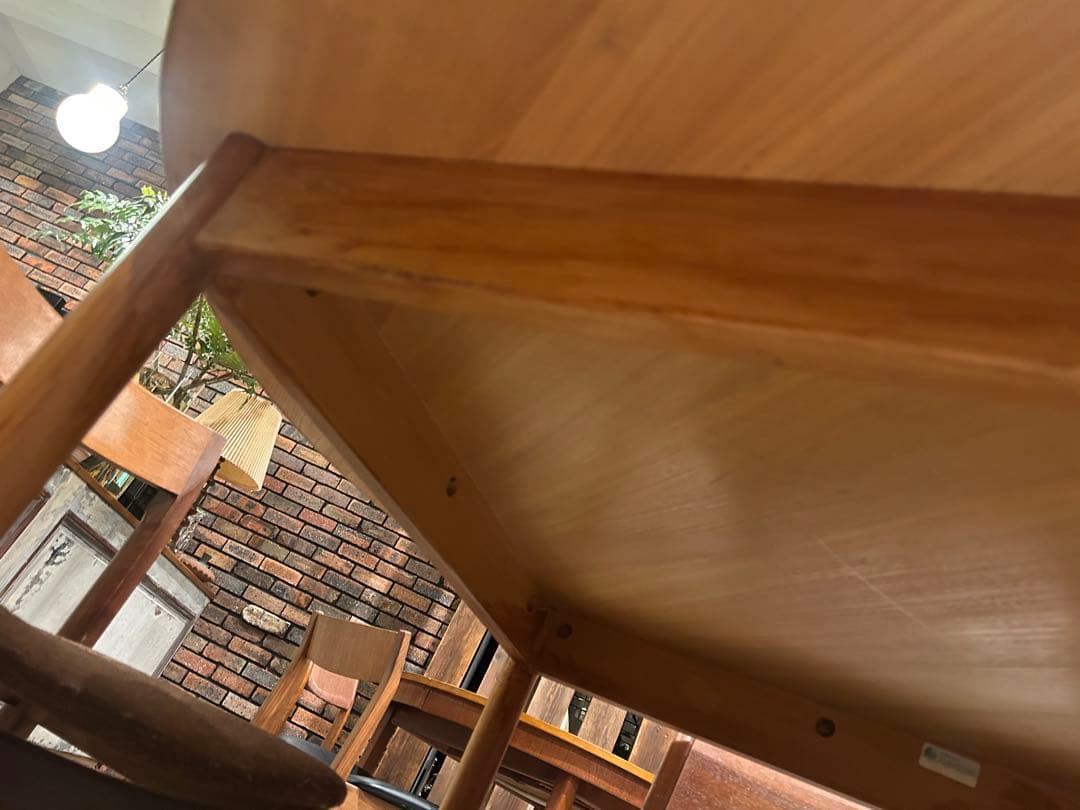 アーコール円形木製ダイニングテーブル