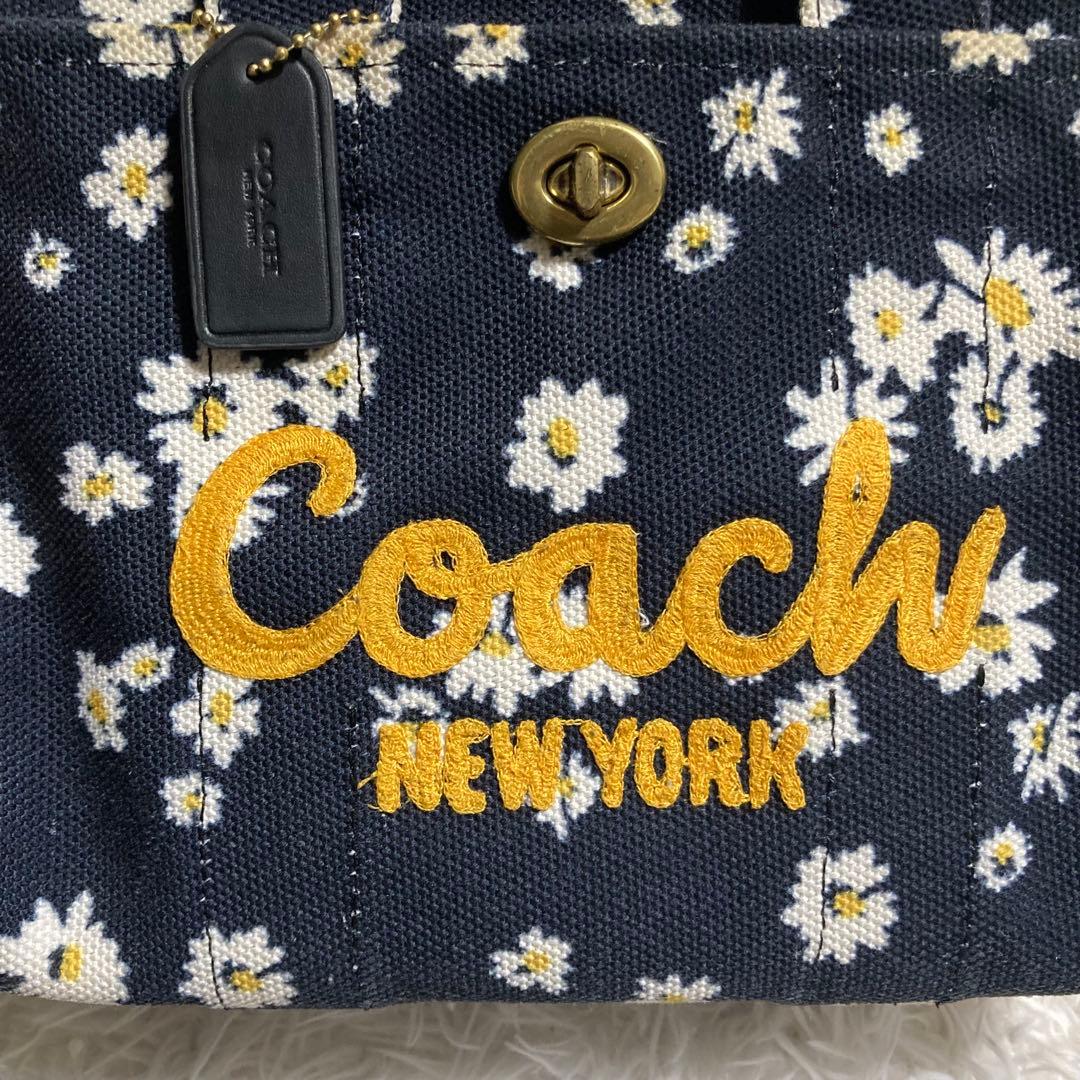 美品　現行　コーチ　ショルダーバッグ　カーゴ トート 26・フローラル プリント