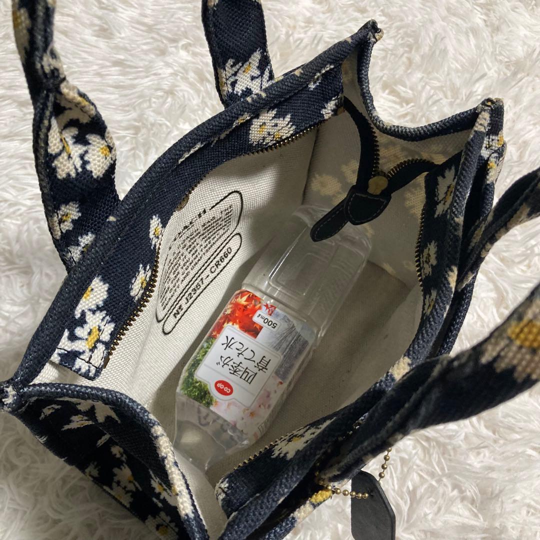 美品　現行　コーチ　ショルダーバッグ　カーゴ トート 26・フローラル プリント