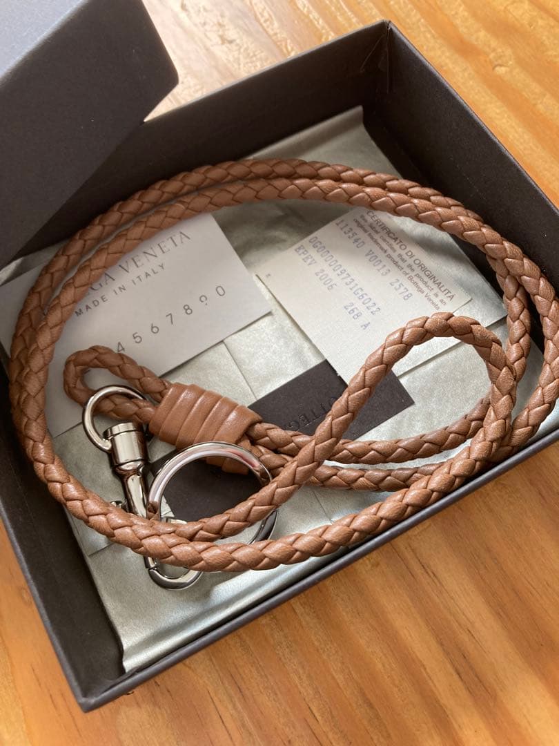 BOTTEGA VENETA ボッテガヴェネタ ロング ネックストラップブラウンの