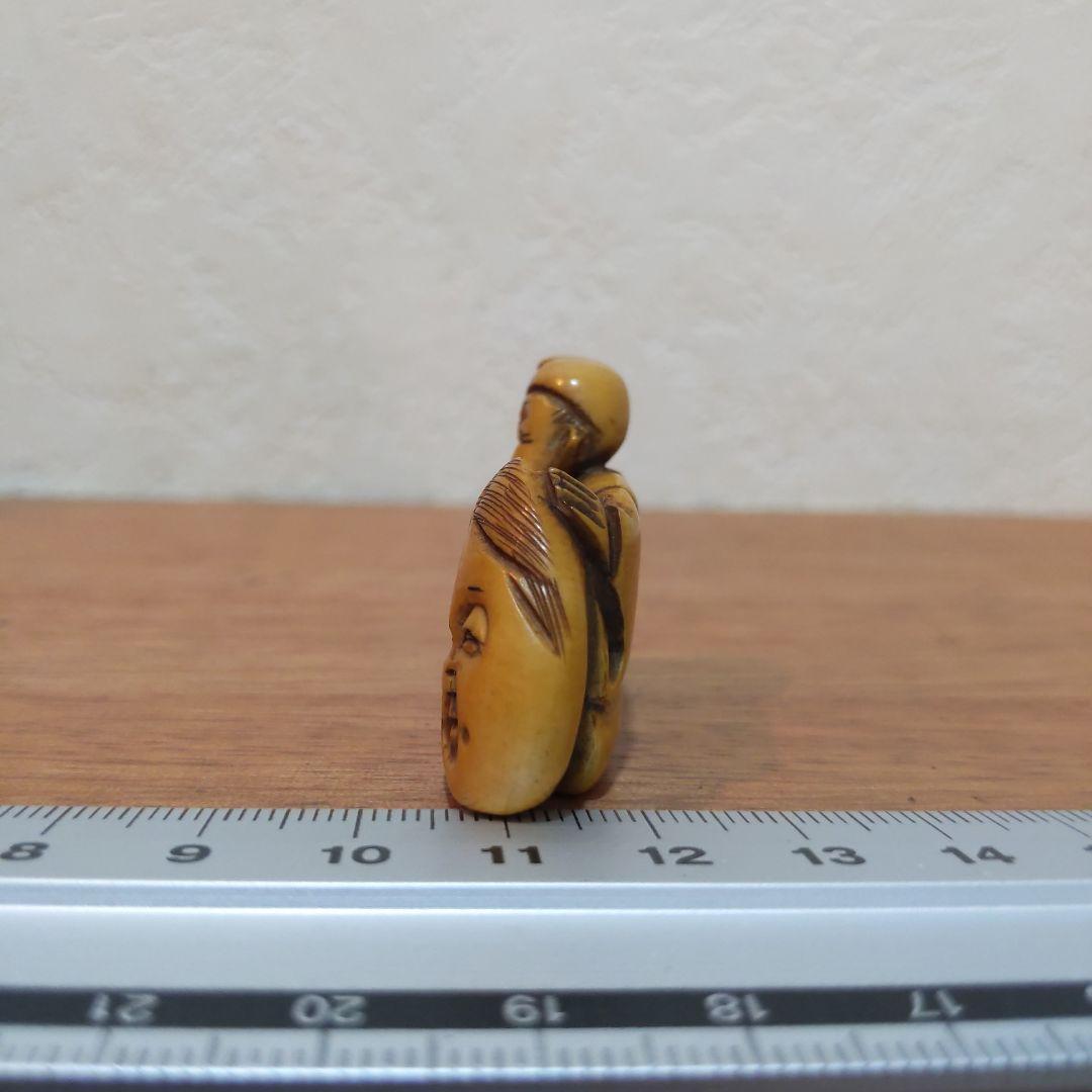 時代提物 人物根付 天然素材 在銘一之【翁とお多福面】横幅