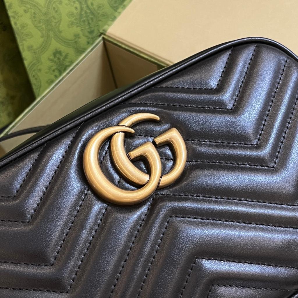 ブラックレザーショルダーバッグ