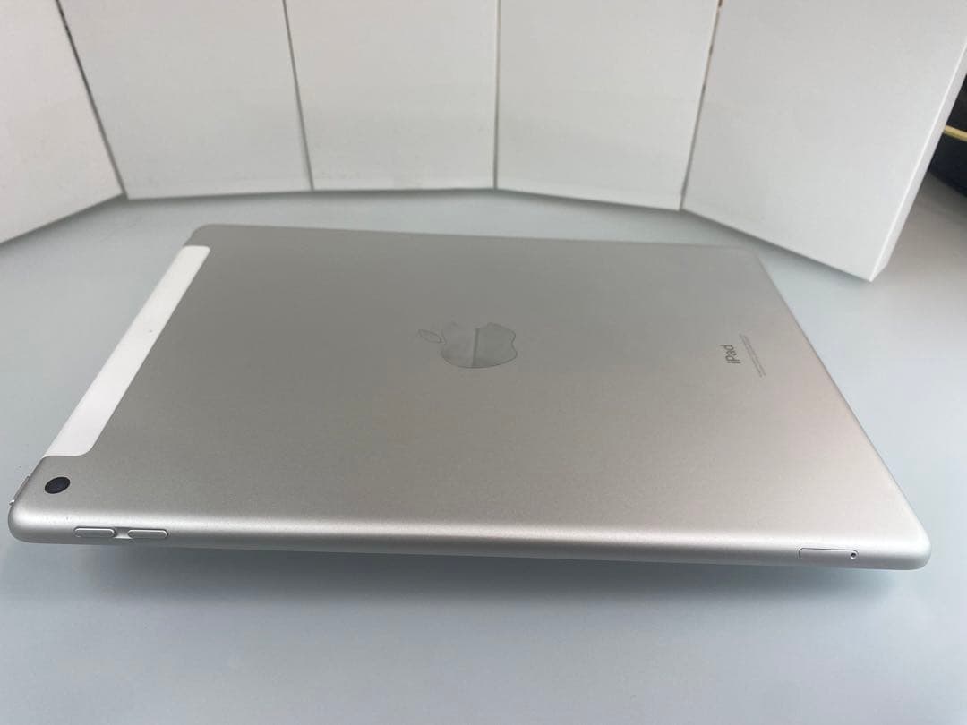 iPad 第8世代 Wi-fi+Cellularモデル 32GB 本体 シルバー 2020年モデル