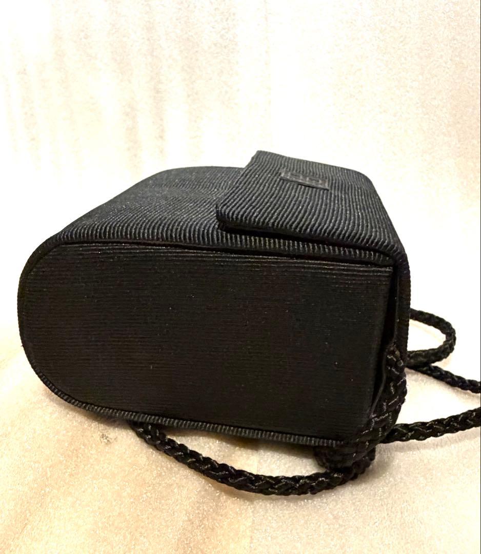 斜め掛け　黒のポシェット　鏡内蔵　パーティポシェット