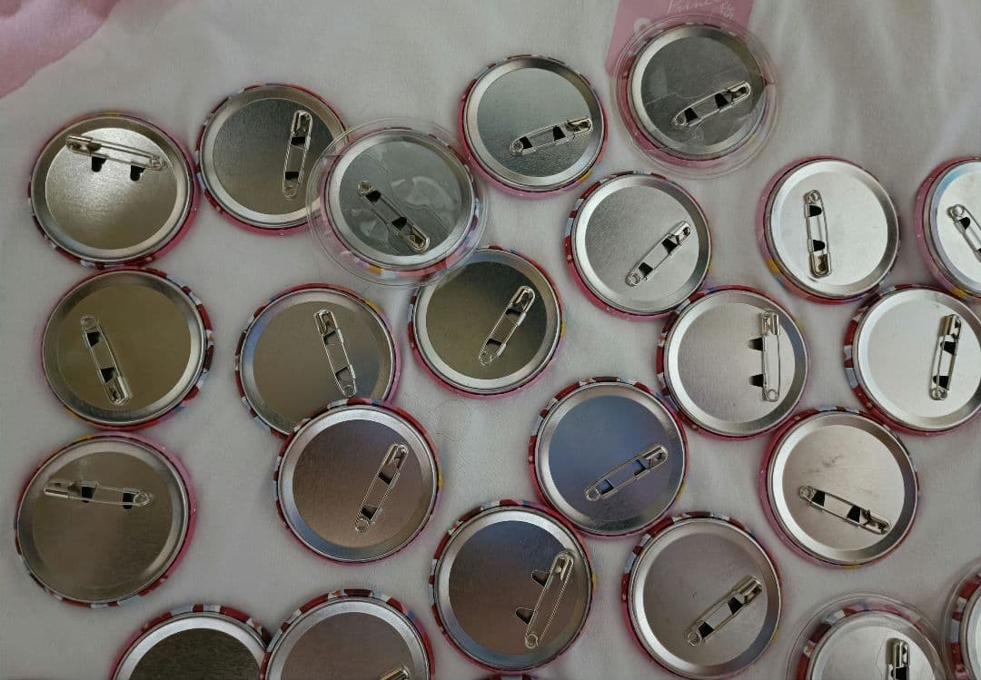 すとぷり さとみ 缶バッチ アリツア 旗持ち 等身 白衣装